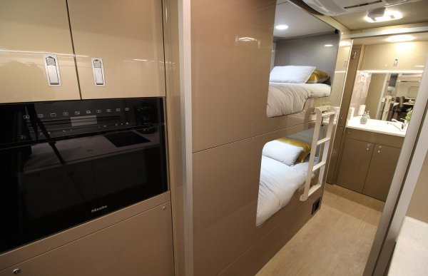 Вариантите за спане могат да бъдат персонализирани според вашите нужди. Стандартната опция включва фиксирано двойно легло queen-size с електрическо легло за гости, което се спуска от тавана. Семейната конфигурация разполага с king-size електрическо легло и двойни легла. Хубава е и цитираната цена - и то без данъци или евентуални мита.